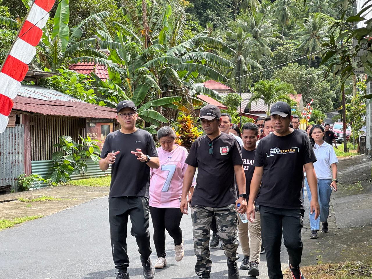 Kebersamaan Pimpinan dan Jajaran Sekretariat Bawaslu dan KPU Kab. Kepulauan Sitaro saat jalan Sehat