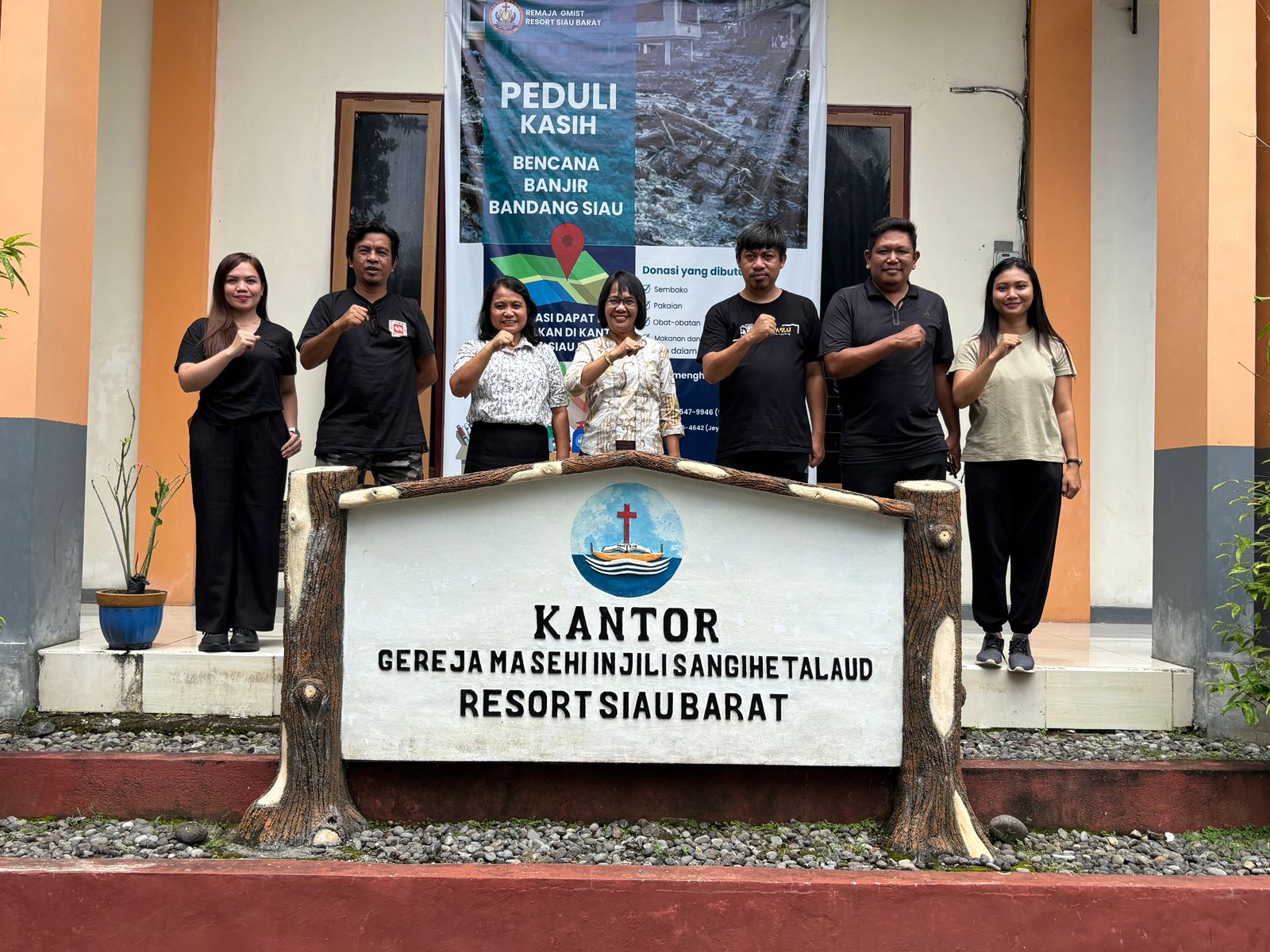 Foto Jajaran Bawaslu Sitaro dengan Pimpinan GMIST Resort Siau Barat (Dok. Humas Bawaslu Sitaro)