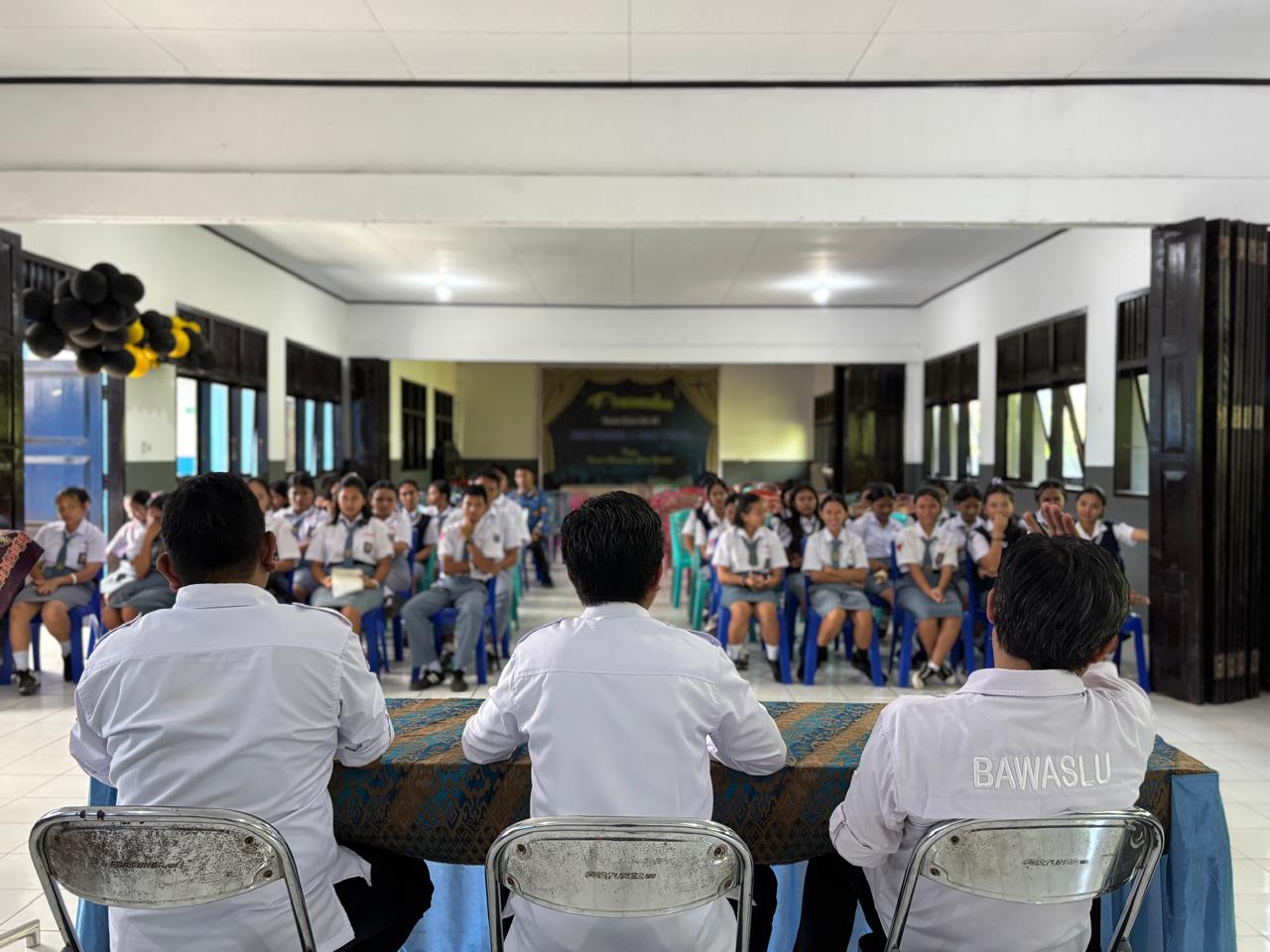 Bawaslu Sitaro Bangun Kesadaran Demokrasi Bersama Pengurus OSIS SMK Negeri 1 Siau Timur