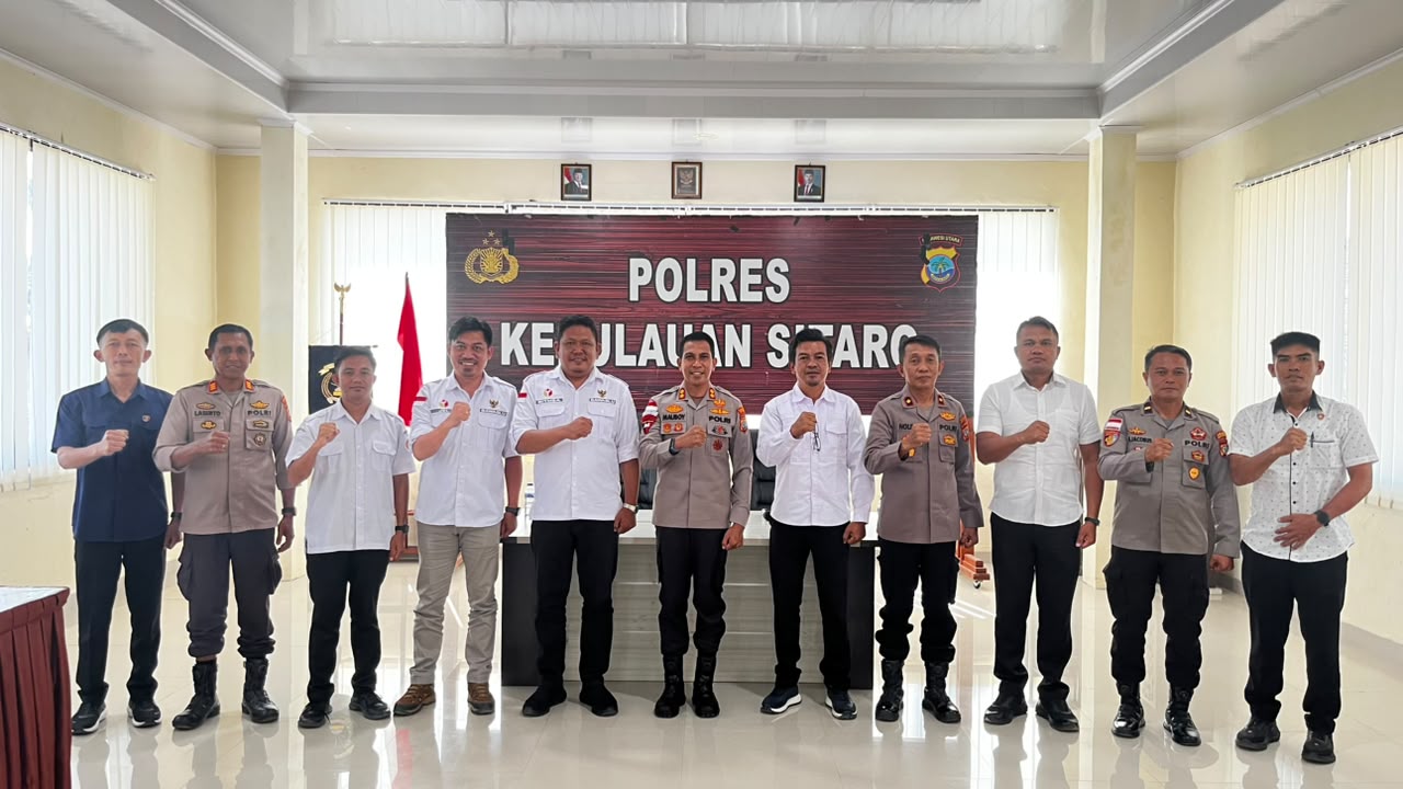 Bawaslu Sitaro bersama Kapolres Kepulauan Sitaro AKBP Ronald Andry Mauboy, S.E., S.I.K., M.I.K., Wakapolres Kompol Noldi Harimu, S.Pd., dan jajaran Pejabat Utama (PJU) Polres Kepulauan Sitaro usai pelaksanaan audiensi.