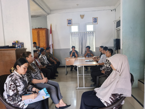 Jajaran Bawaslu Sitaro mengikuti Rapat Koordinasi Evaluasi Kerja dan Rencana Kerja di lingkungan sekretariat.