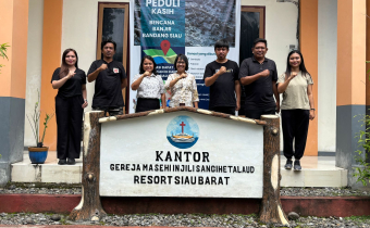 Foto Jajaran Bawaslu Sitaro dengan Pimpinan GMIST Resort Siau Barat (Dok. Humas Bawaslu Sitaro)