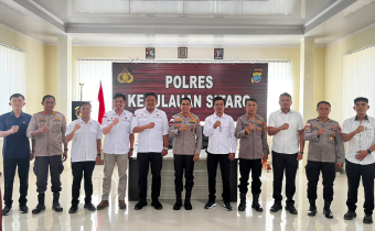 Bawaslu Sitaro bersama Kapolres Kepulauan Sitaro AKBP Ronald Andry Mauboy, S.E., S.I.K., M.I.K., Wakapolres Kompol Noldi Harimu, S.Pd., dan jajaran Pejabat Utama (PJU) Polres Kepulauan Sitaro usai pelaksanaan audiensi.